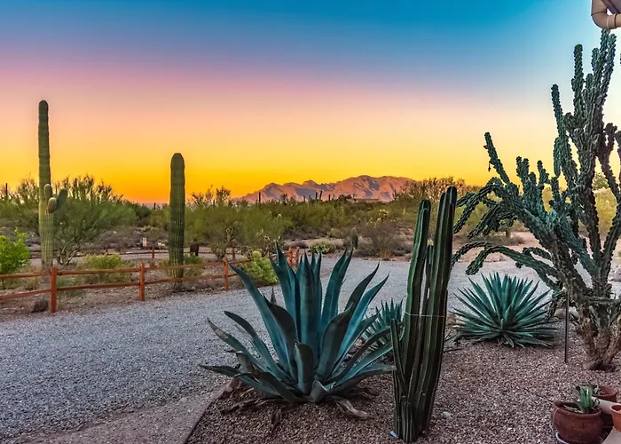 Peaceful Desert Retreat - Stunning Views - Pool Spa, Backyard, Music - Tucson !