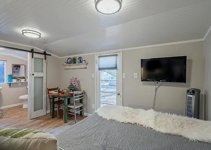 Cute Peaceful Tiny House Getaway W Backyard