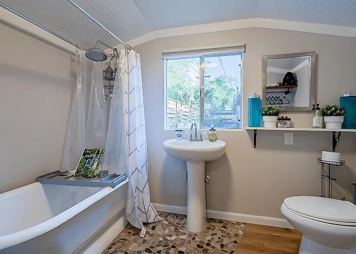 Cute Peaceful Tiny House Getaway W Backyard